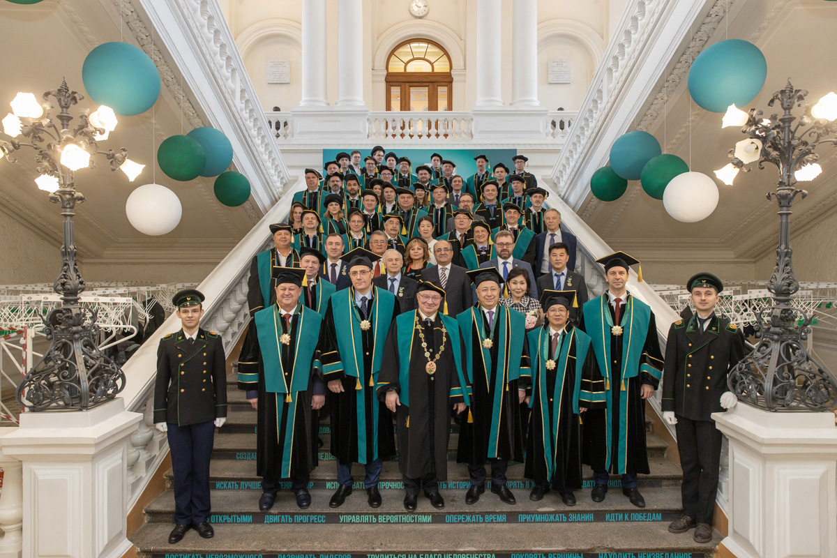 General photo on the White Staircase of the Main Building