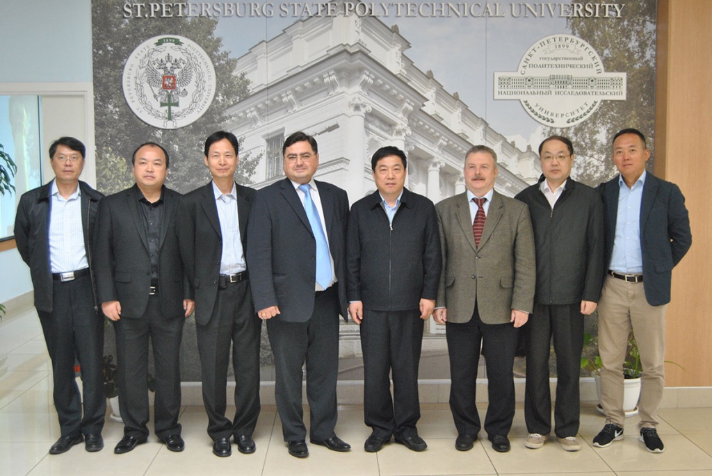Polytechnic University and Tsingua University carry on dialogue about the cooperation of technology parks