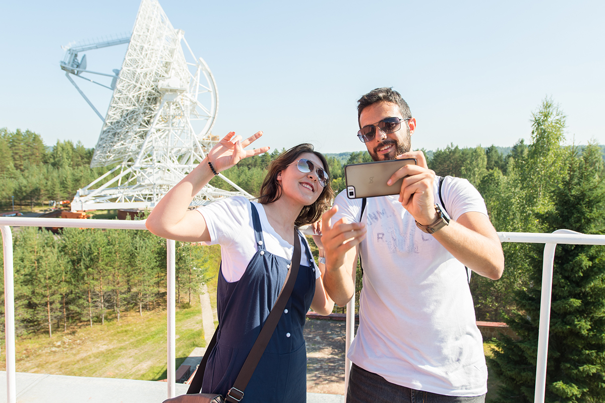 Students of International Polytechnic Summer School made creative photos at the Svetloye Radio Astronomy Observatory 