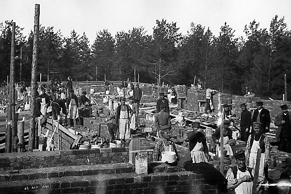 Clearing of the site, foundation works, and brickwork; 1900-1904