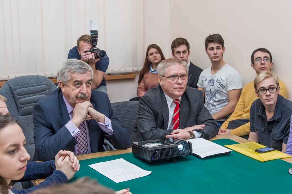 В пресс-мероприятии приняли участие первый проректор В.В. Глузов и проректор, пресс-секретарь Д.И. Кзунецов