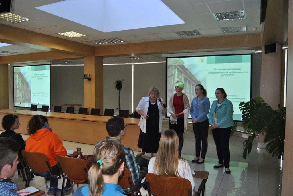 Сотрудники отдела международной академической мобильности СПбПУ на встрече со студентами