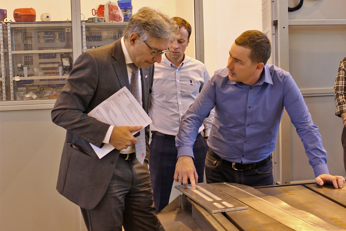 The LLMC Director O.V. Panchenko and Associate Professor A.A. Naumov told Rudolf Pichler about the laboratory’s activities 