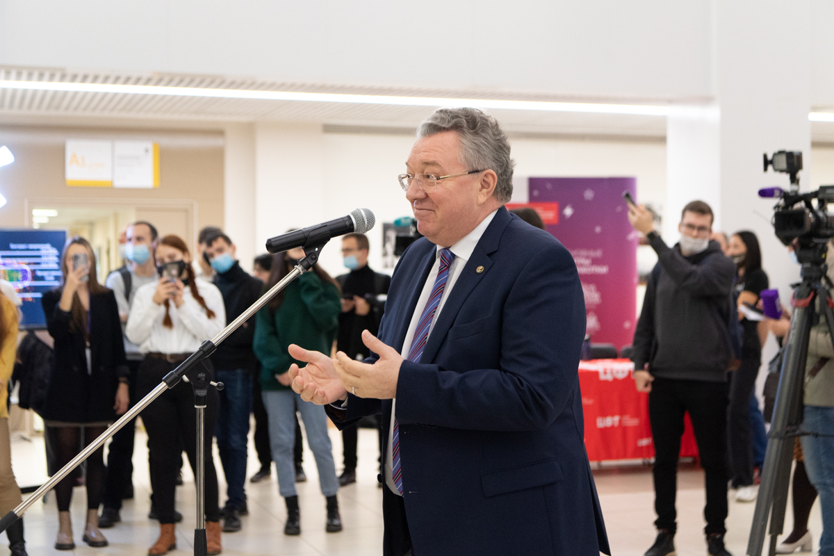 Rector of SPbPU Andrei Rudskoi greets forum participants