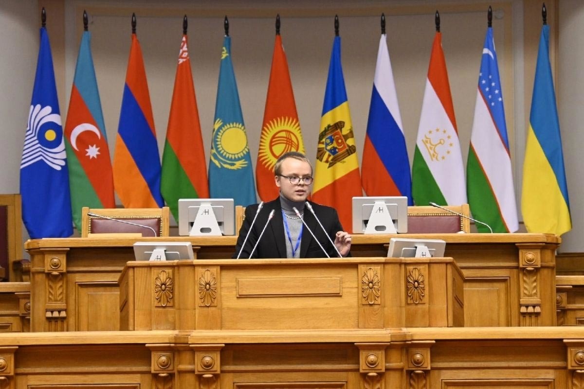 Stepan Soloviev speaks from the rostrum of the Tauride Palace 