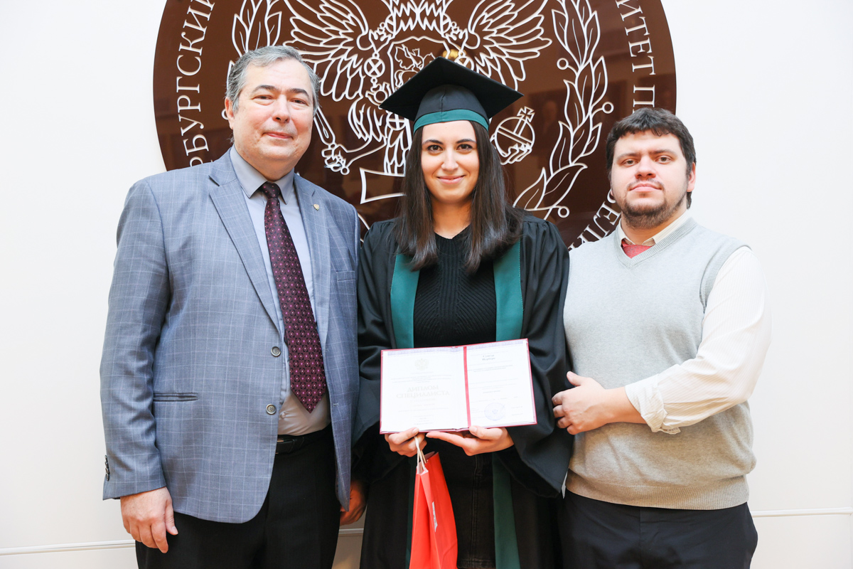 Alexander KALYUTIK, Director of the Higher School of Nuclear and Heat Power Engineering at the Institute of Energy (IE), SPbPU, presented diplomas to the graduates