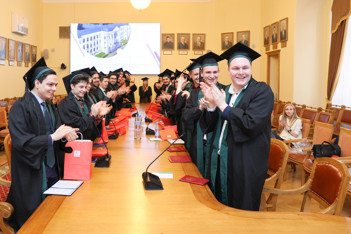 In a festive atmosphere in the meeting hall of the Academic Council of SPbPU the students from Turkey received their diplomas