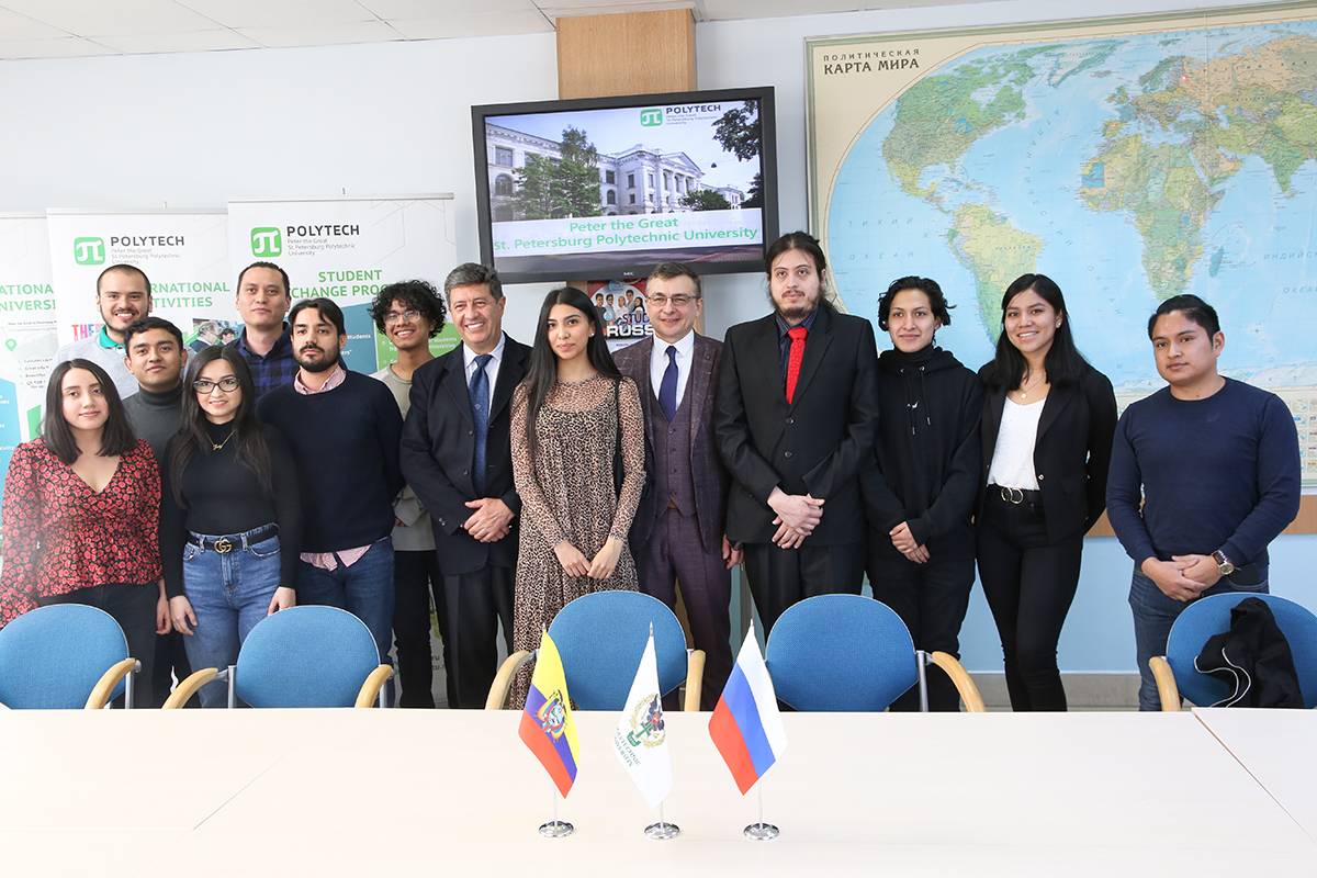 Ambassador of the Republic of Ecuador in Moscow Sr. Juan Fernando Holguín Flores and Honorary Consul of the Republic of Ecuador in St. Petersburg Sergei Voronkov with Ecuadorian students 