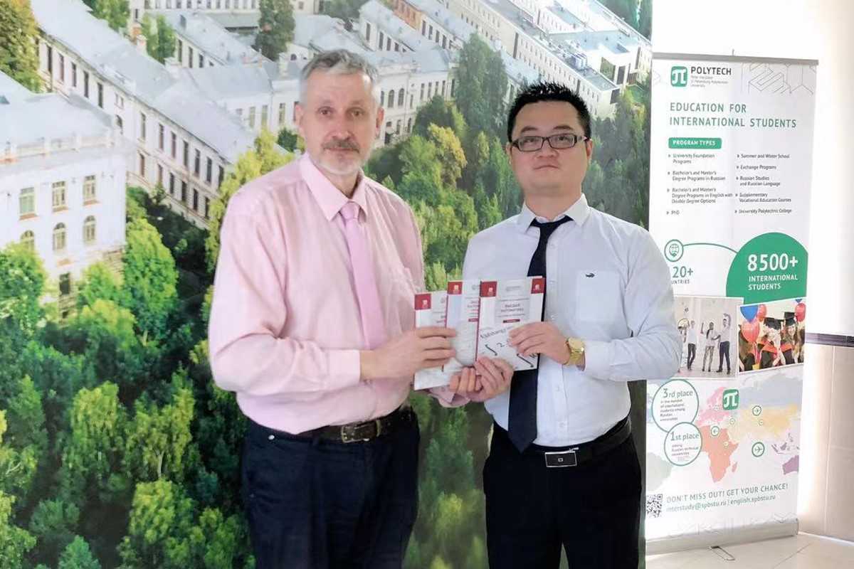 Postgraduate student of SPbPU from China Tsui Lun with Victor Krasnoschekov, Director of the Higher School of International Educational Programs 