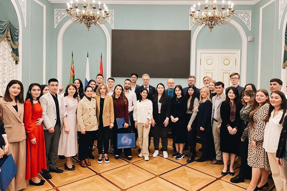 SPbPU students from Turkmenistan received certificates of gratitude and souvenirs from the Government of St. Petersburg