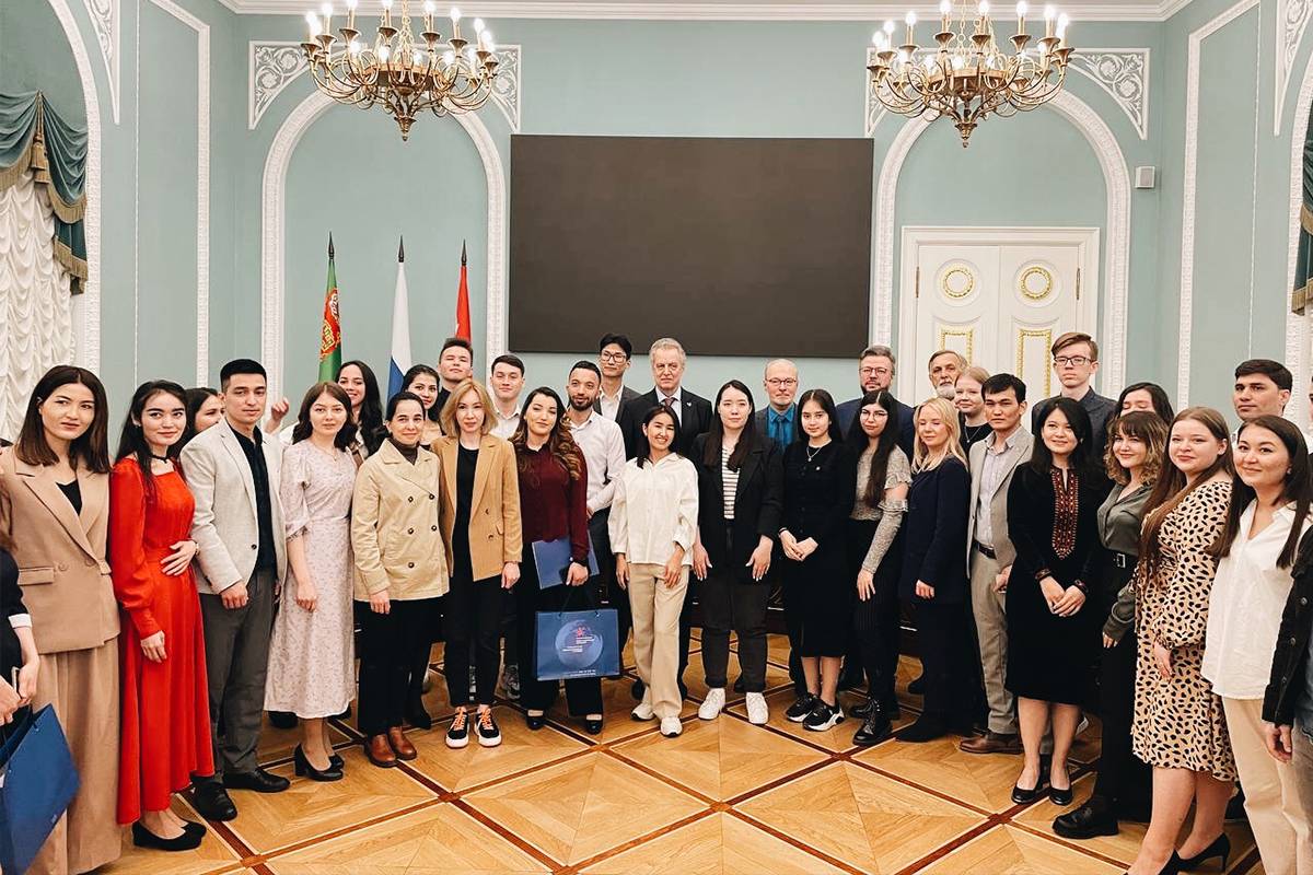 The best students of St. Petersburg universities from Turkmenistan at the awarding ceremony in Smolny