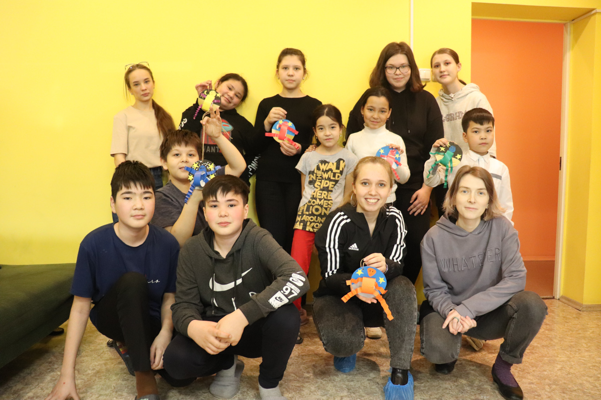 A master class on making ornaments for the Day of Cosmonautics at the Russian Red Cross Rehabilitation Center A master class on making ornaments for the Day of Cosmonautics at the Russian Red Cross Rehabilitation Center