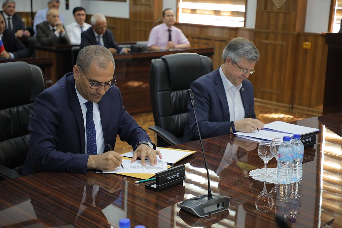 SPbPU IIMET Director Vladimir Shchepinin and TSEU Vice-Rector for Academic Affairs Mansur Eshov signed a working plan of cooperation in the field of economics