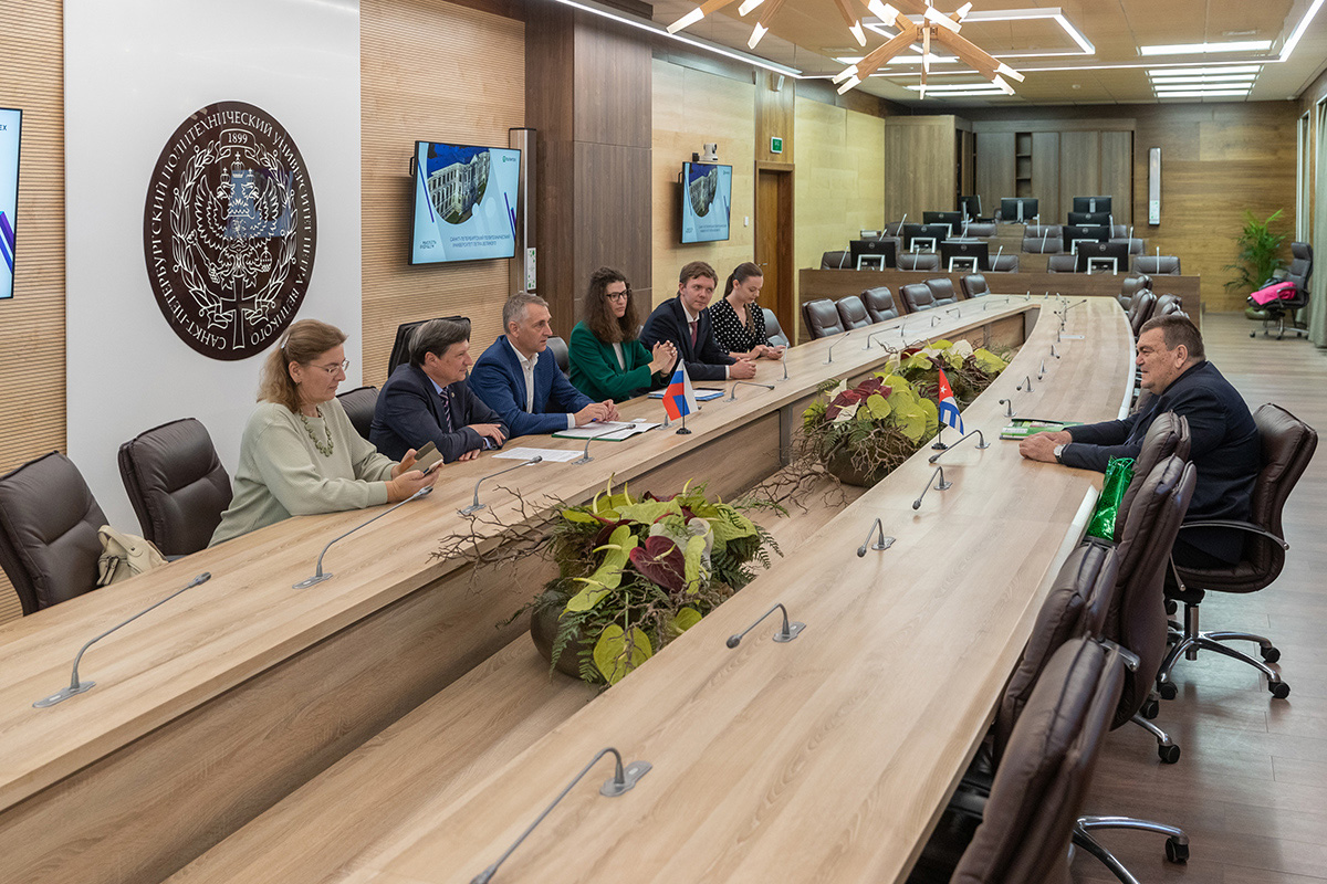 Advisor for Education and Science of the Embassy of the Republic of Cuba in the Russian Federation Gustavo Jose Cobreiro Suarez at the talks with the leadership of SPbPU 