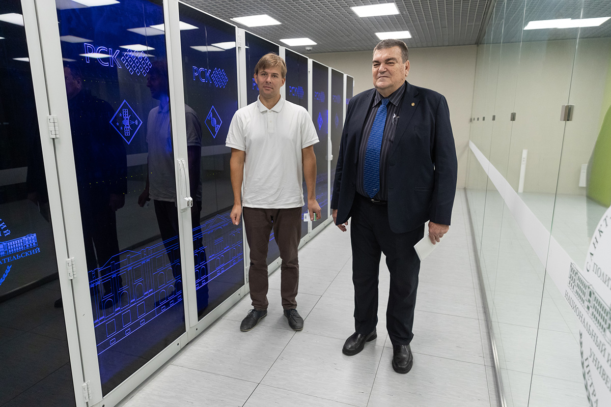 Advisor for Education and Science of the Embassy of the Republic of Cuba in the Russian Federation Gustavo Jose Cobreiro Suarez at the Polytechnic Supercomputer Center 
