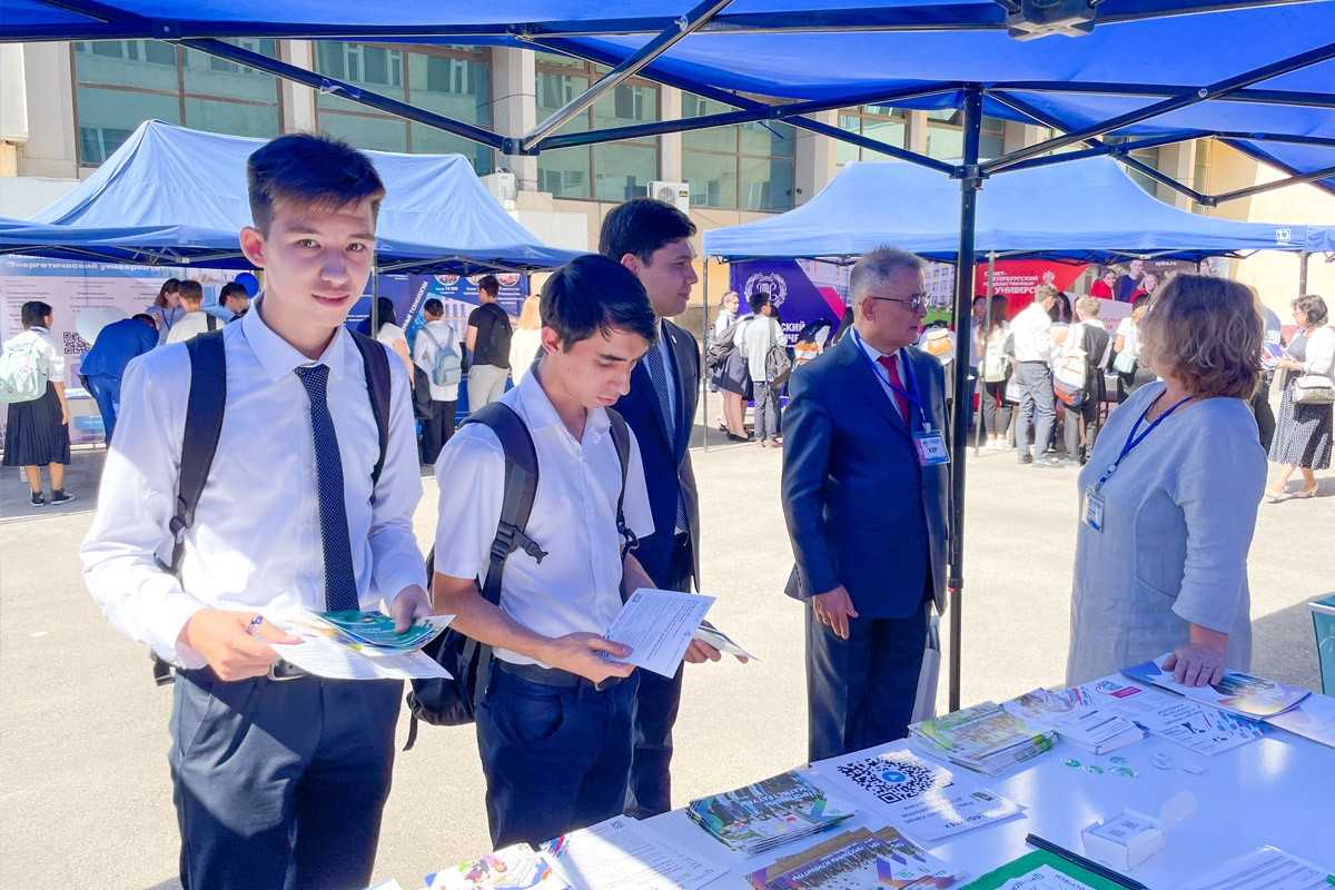 Representatives of SPbPU gave detailed advice to visitors to the university’s mount at the fair in Uzbekistan