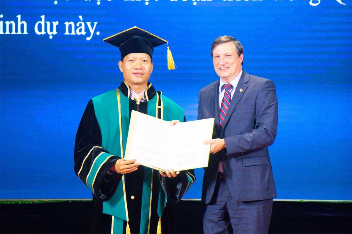 The congratulatory address of the Rector of SPbPU was presented to the head of Binh Duong University by Vice Rector for International Affairs Dmitry Arsenyiev