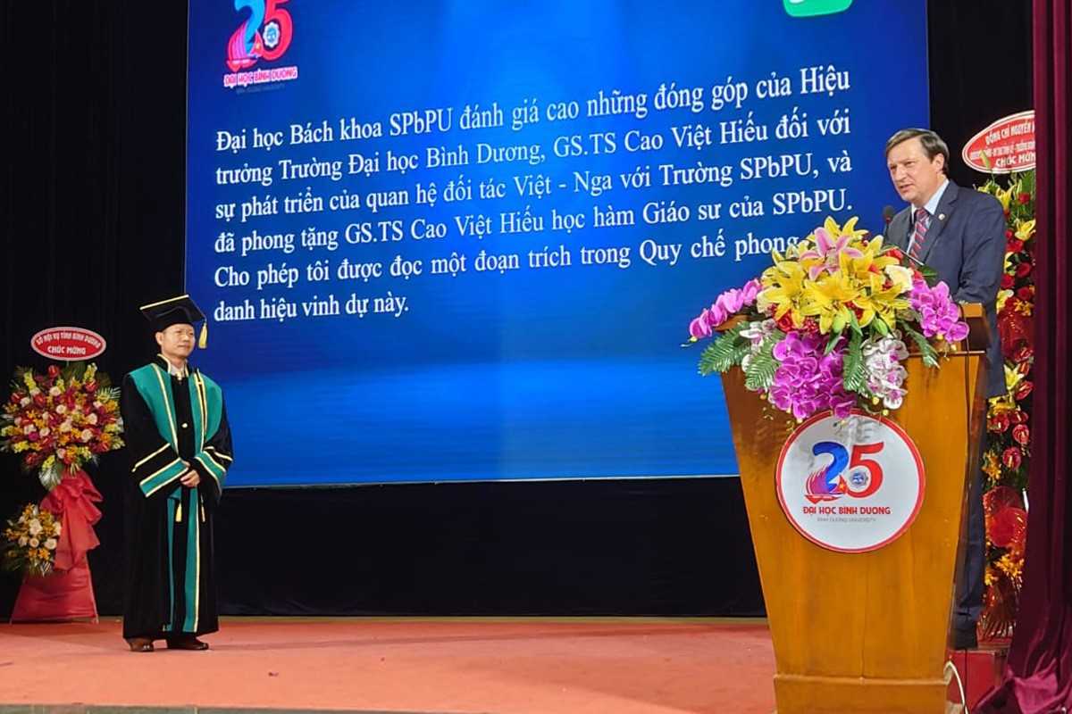 Dr. Cao Viet Hieu, Rector of BDU, was awarded the mantle of Honorary Professor of SPbPU