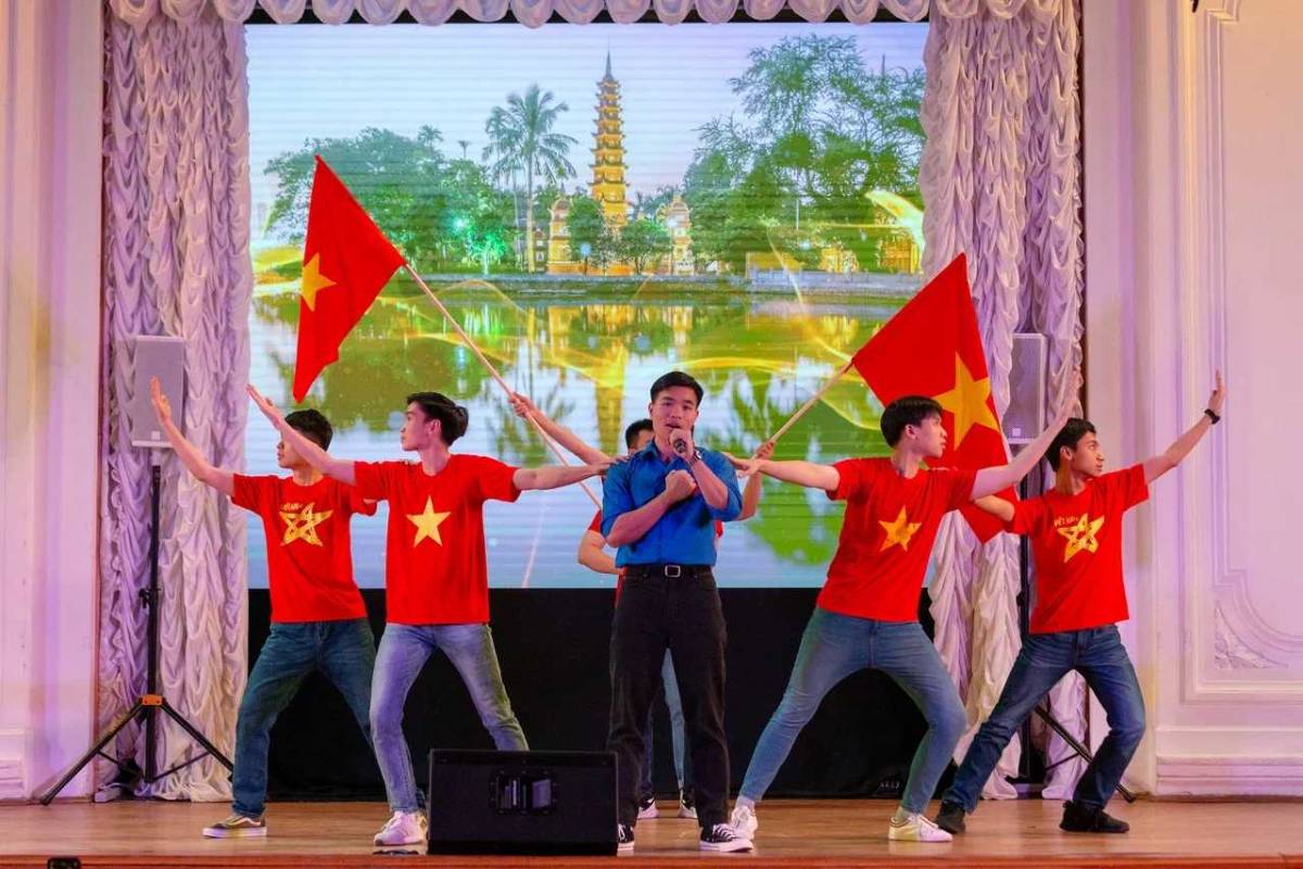 Polytechnic University students performed an Indonesian national dance A group of SPbPU students presented the culture of Vietnam. 