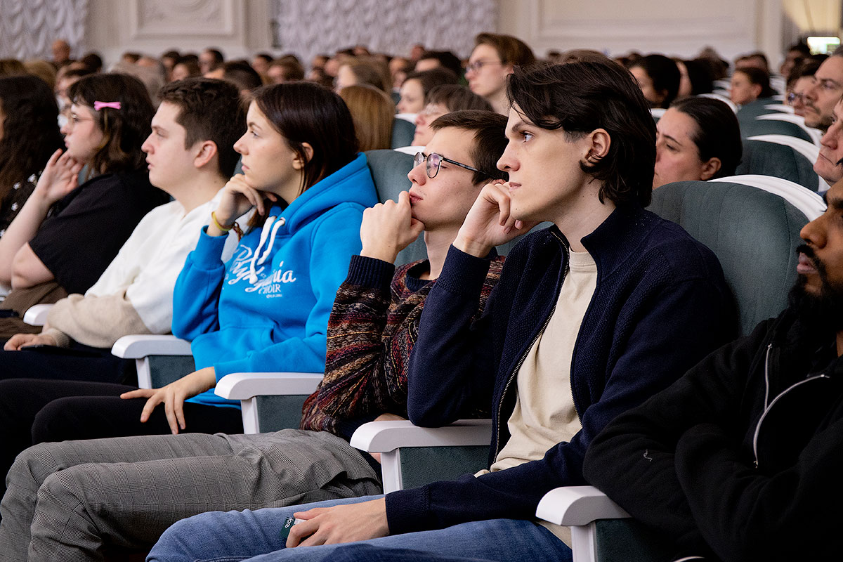 A full house, applause and flowers, live concert broadcast accompanied the premiere in the White Hall