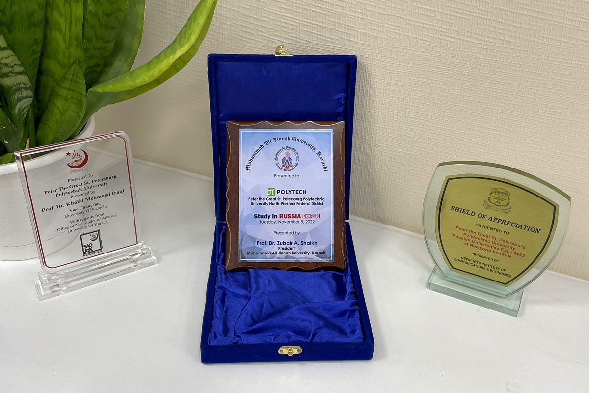 St. Petersburg Polytechnic University received commemorative plaques from Pakistani universities.