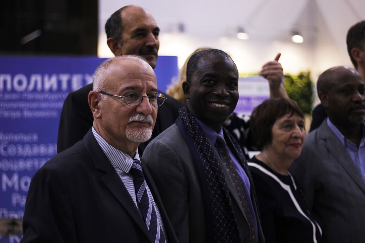 Among the guests of honor of the festival are representatives of foreign consulates, associations and diasporas. In the foreground of the photo is Sheaito Mussallam Mohamad, chairman of the Russian-Arab Cultural Center in St. Petersburg