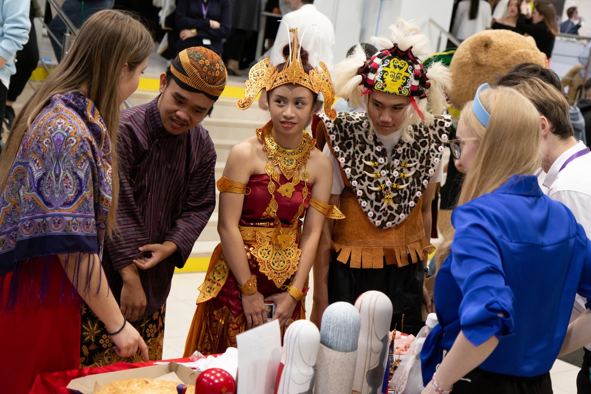 At the booth session guests were able to touch the culture of the peoples of the world through the national costumes and household items of different countries