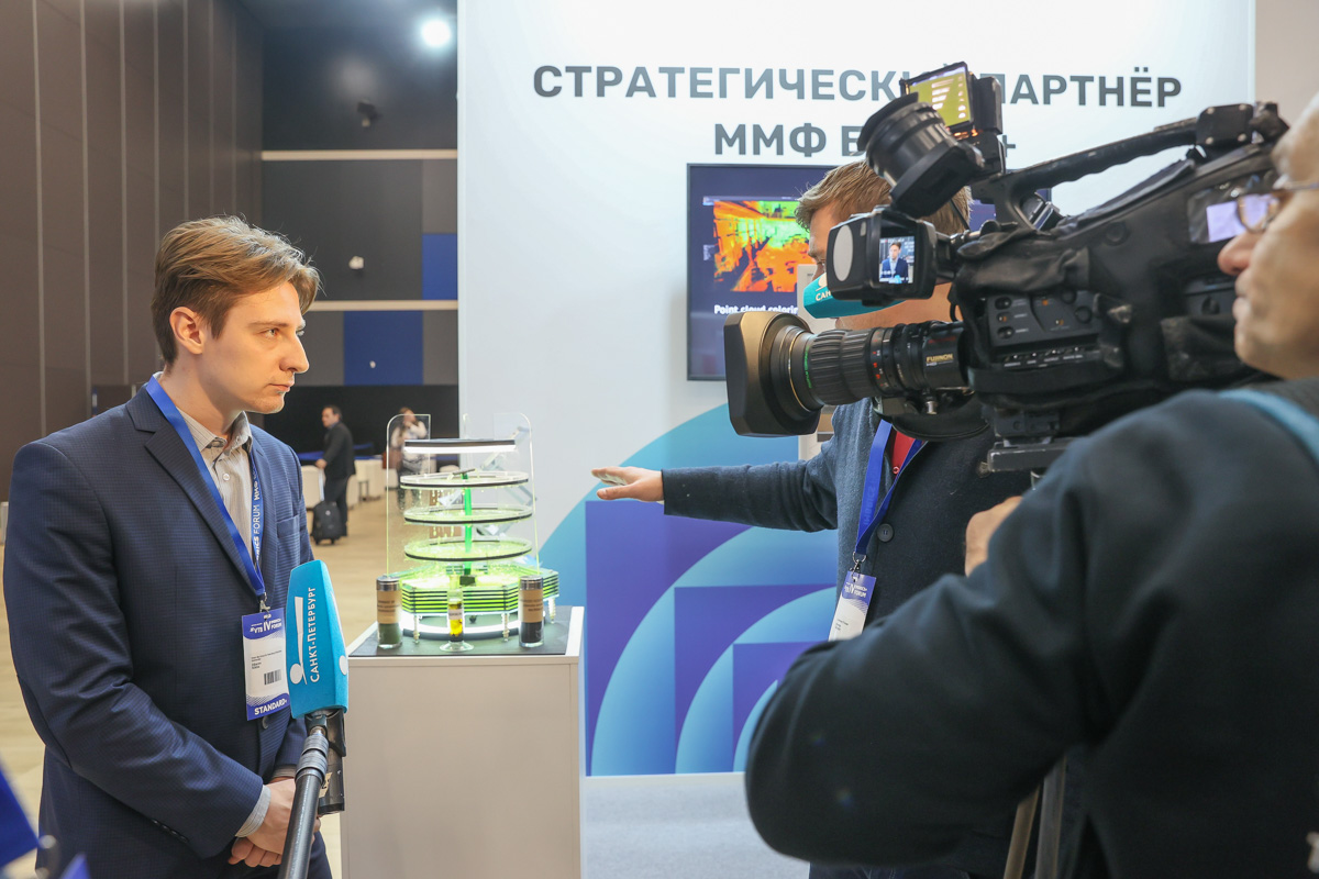 Nikita Zibarev, an engineer from the Industrial Ecology research laboratory of the Institute of Civil Engineering, tells the St. Petersburg TV channel journalists about the unique biofilters for improving the microclimate in classrooms.