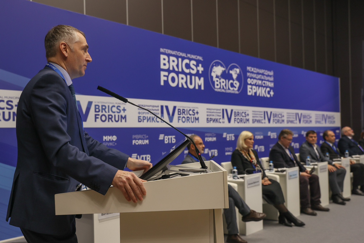 Vitaliy Sergeev, Vice Rector of SPbPU, moderated the “Megacity Ecosystem: New Challenges” session.