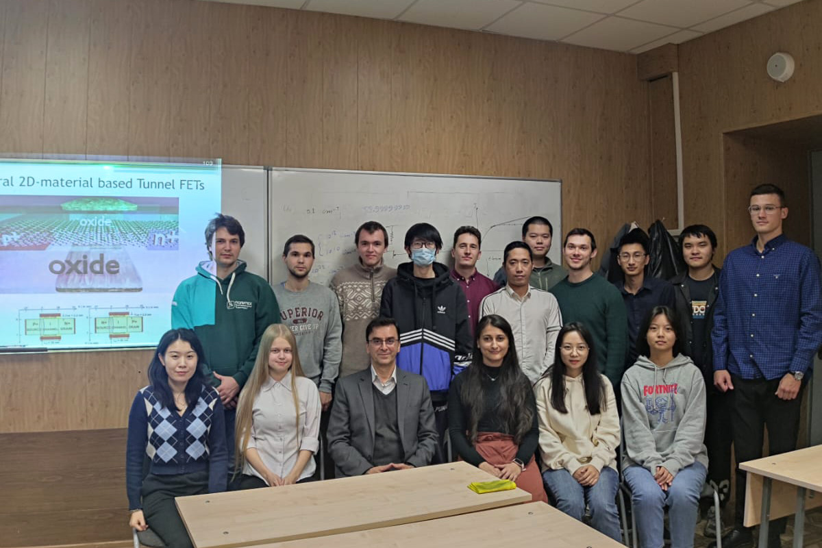 Professor Mehdi Fardmanesh of Sharif University of Technology with students of the Institute of Electronics and Telecommunications of SPbPU