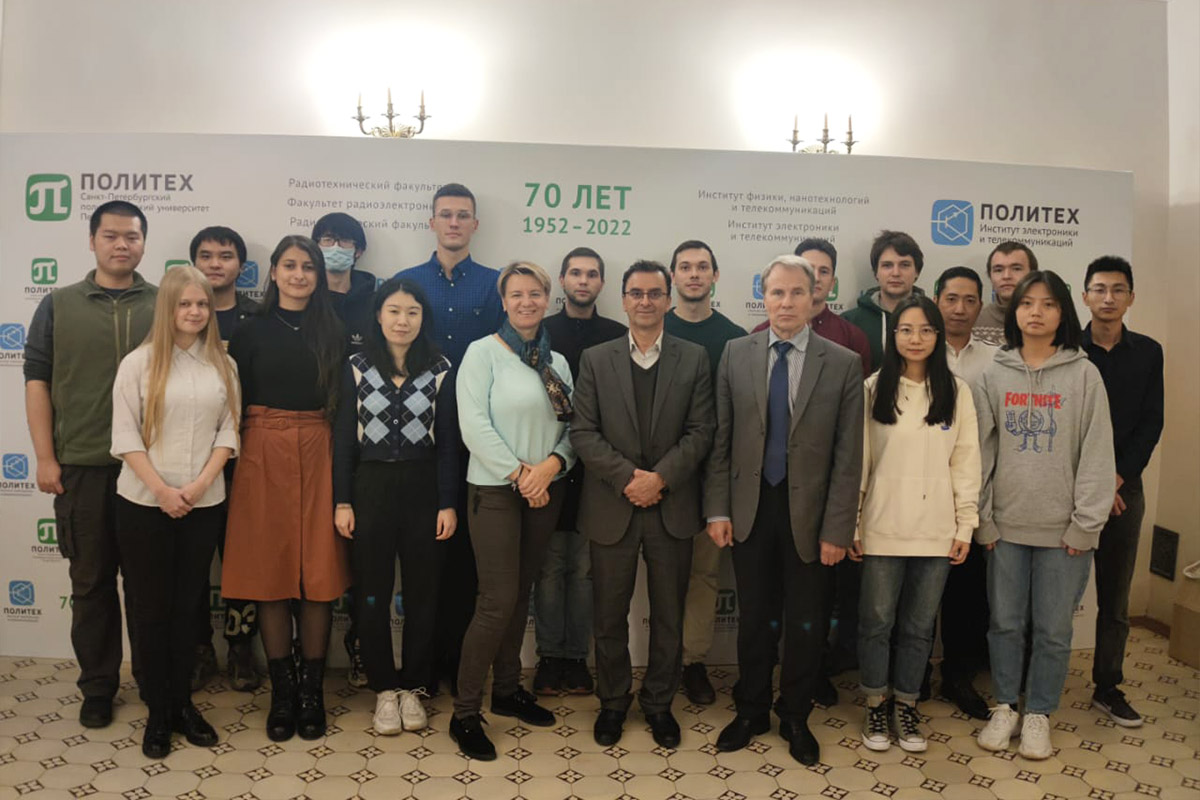 Professor Mehdi Fardmanesh of Sharif University of Technology with students and staff of the Institute of Electronics and Telecommunications of SPbPU