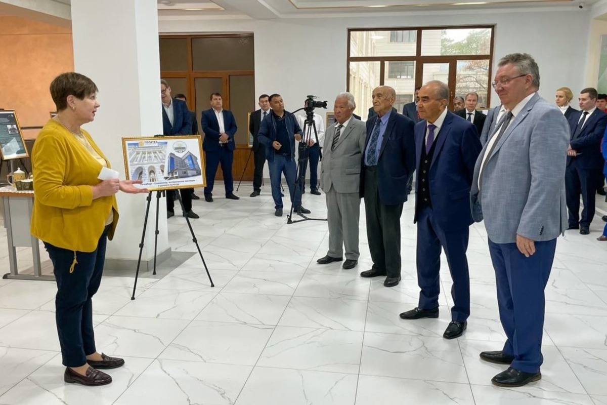 Natalya Chicherina, Director of the Institute of Humanities, SPbPU, presented the concept of the photo exhibition, which opened at Samarkand State University 