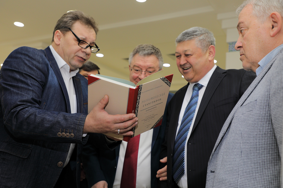 Valery Klimov, Museum Director, presented the key milestones in the formation of SPbPU