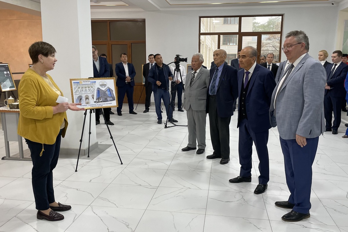 Natalia Chicherina, Director of the Institute for the Humanities, told the visitors about the historical heritage of Samarkand and St. Petersburg.