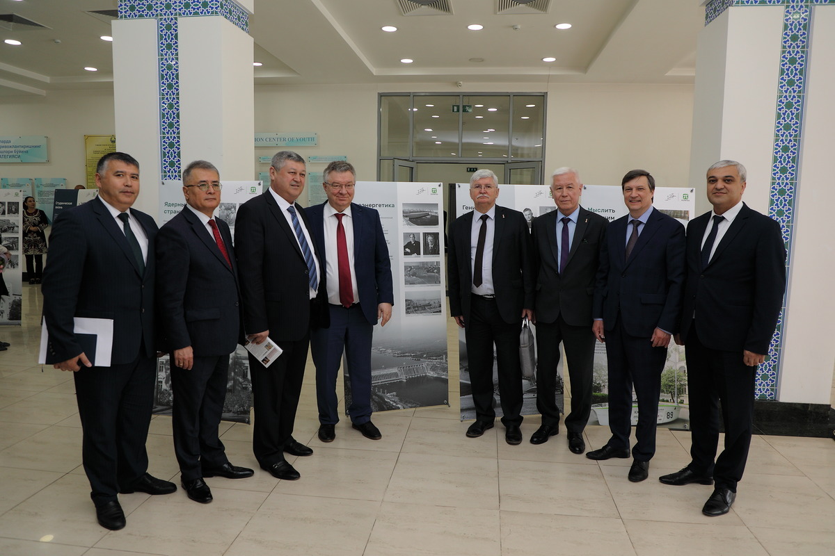 On the opening day the exhibition of the Museum of SPbPU History in Tashkent was visited by the rectors of SPbPU and SamSU.