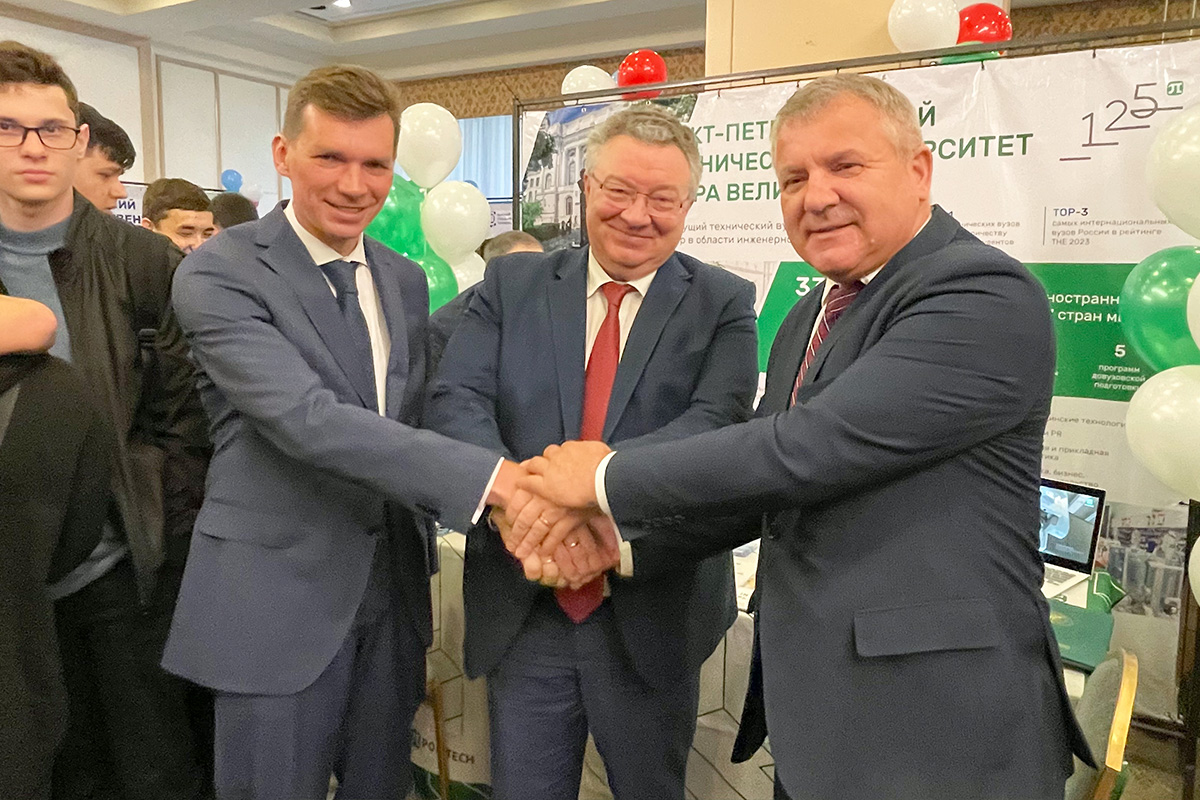 Rector of SPbPU Andrei Rudskoi, Head of Rossotrudnichestvo representative office in Uzbekistan Mikhail Vojdayev, Ambassador Extraordinary and Plenipotentiary of Belarus to Uzbekistan Leonid Marinich in front of SPbPU mount 