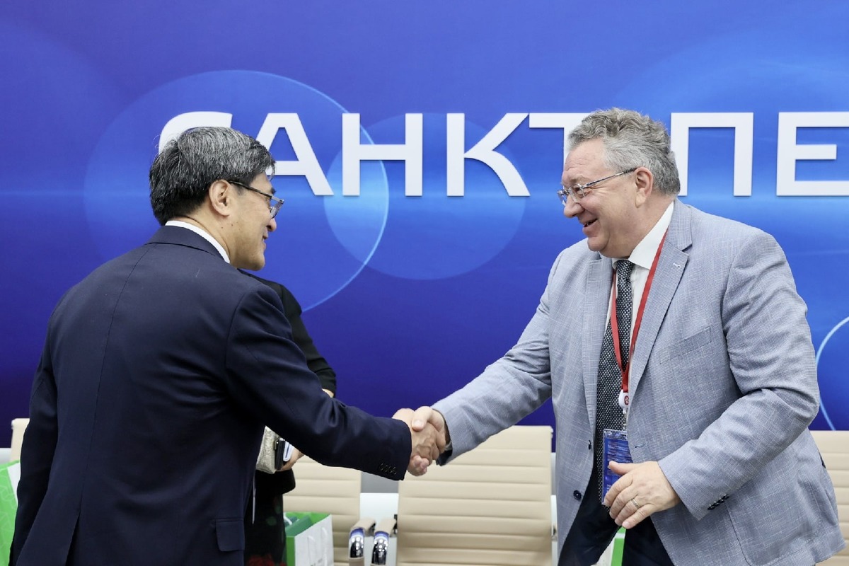 Vice-President of Tsinghua University Jiang Peixue and Rector of SPbPU Andrei Rudskoi