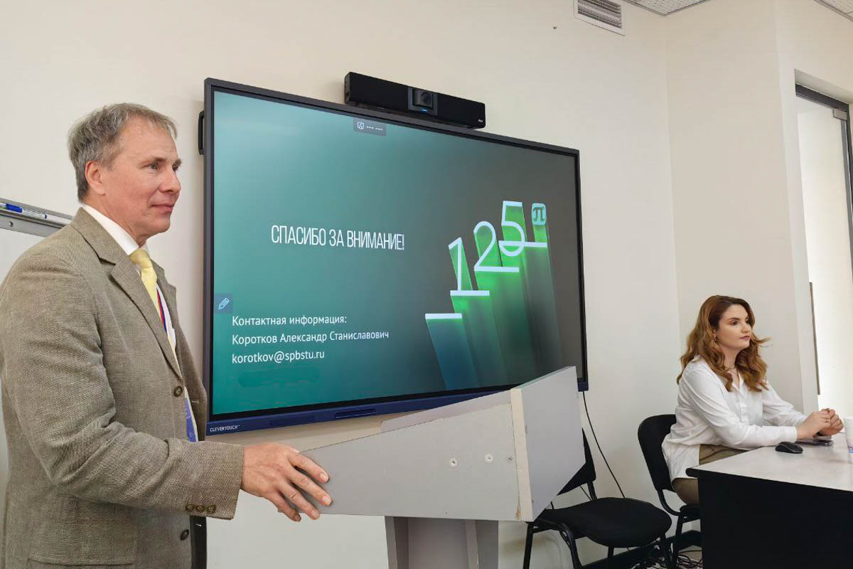 Professor Alexander Korotkov presented technological developments in microelectronics and the range of research activities of the Institute of Electronics and Telecommunications of SPbPU