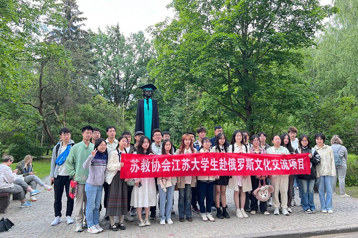 Students from Zhejiang University and Shanghai Maritime University