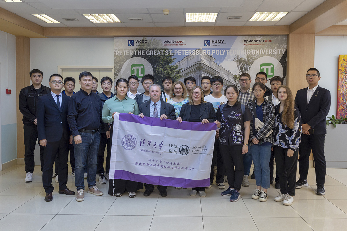 Tsinghua undergraduate and graduate students at the official meeting 