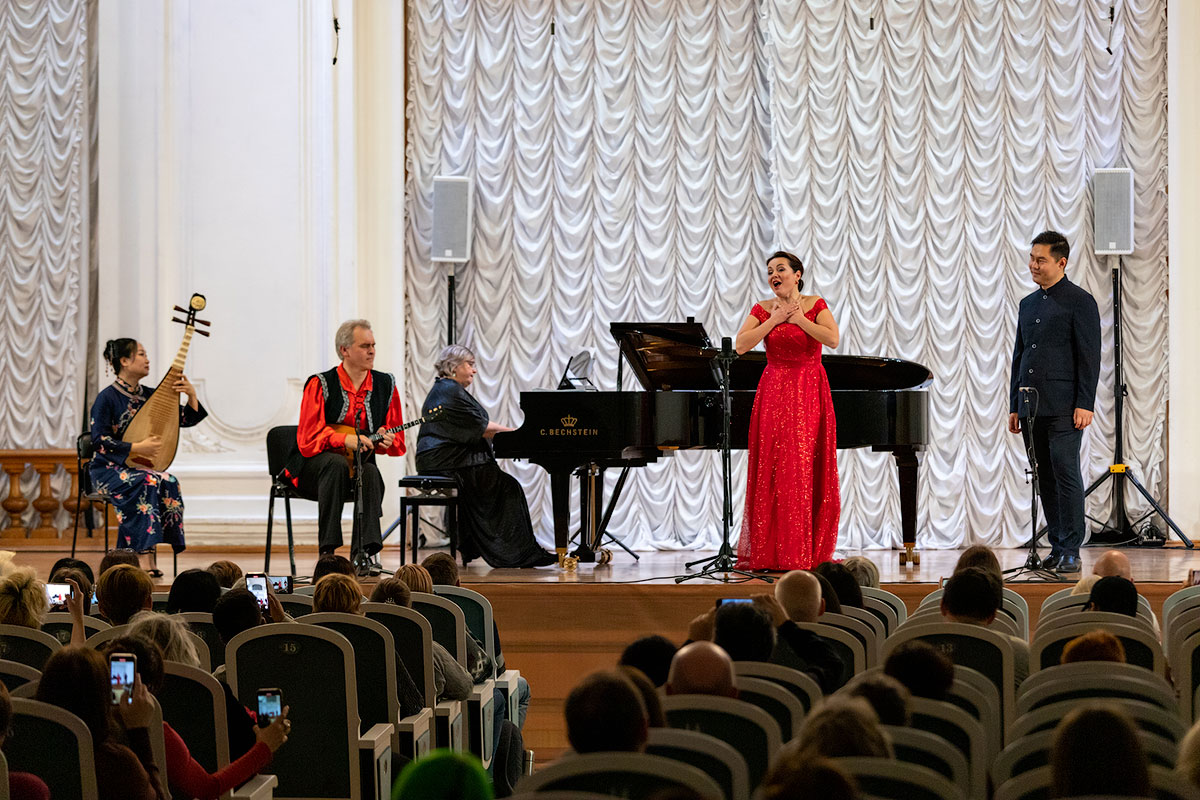 Elena Zastavnaya and Xiyan Yu (soloists on the right) 