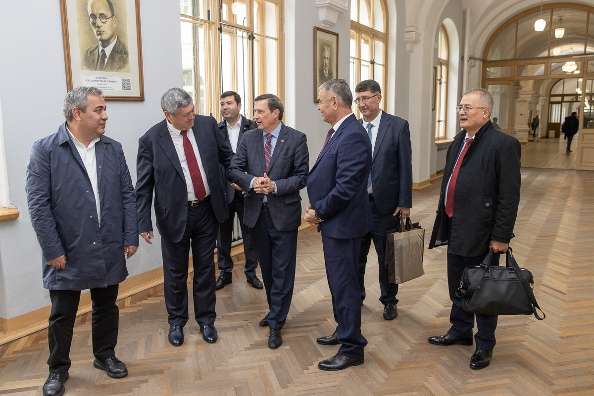 Delegation from Uzbekistan gets acquainted with the university campus] [Delegation from Uzbekistan at the SPbPU Museum of History