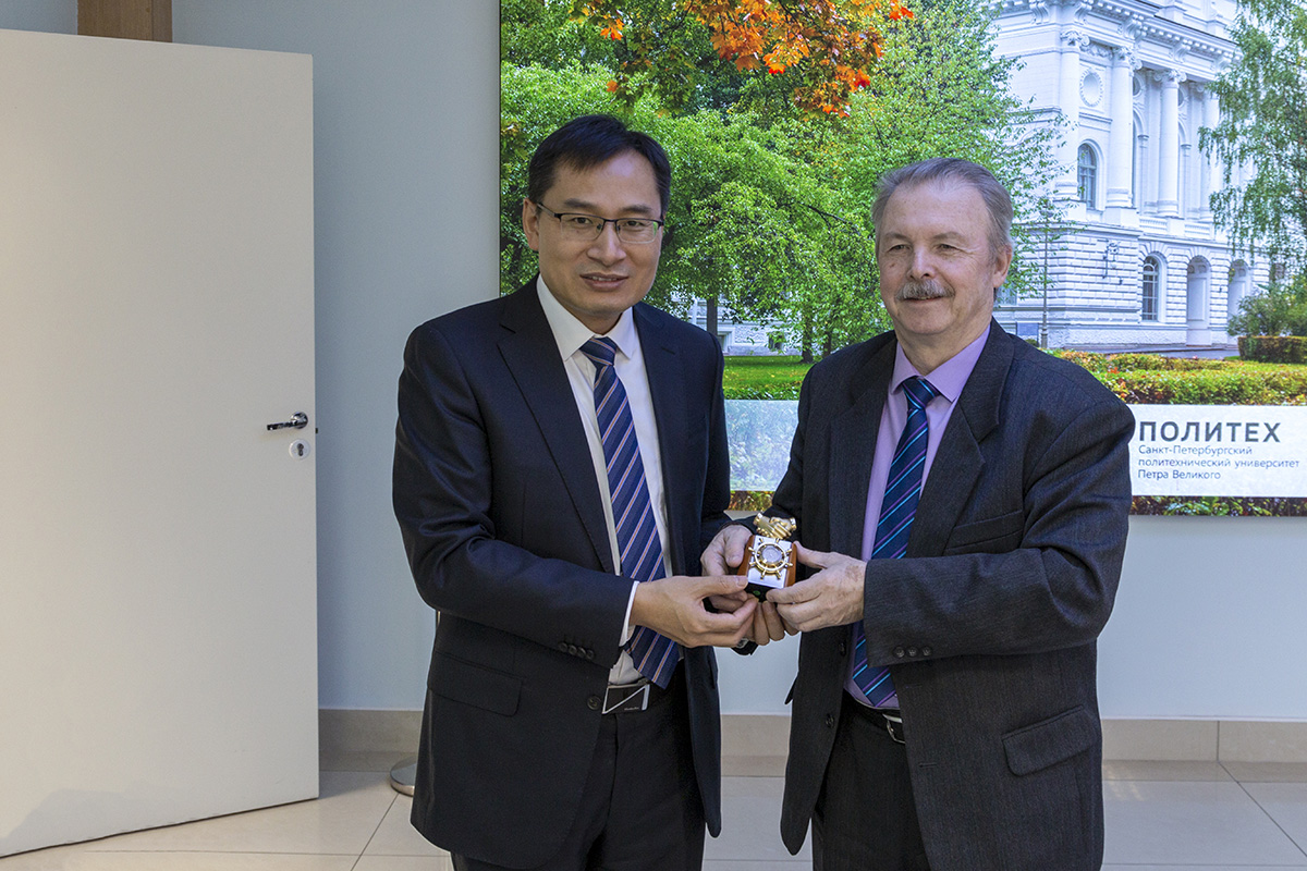 Yu Zhiwen, Vice-Rector for International Activities of HIU, and Vladimir Khizhnyak