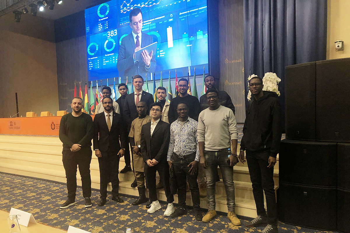 Pavel Nedelko (center) and students Pavel Nedelko (center) and students