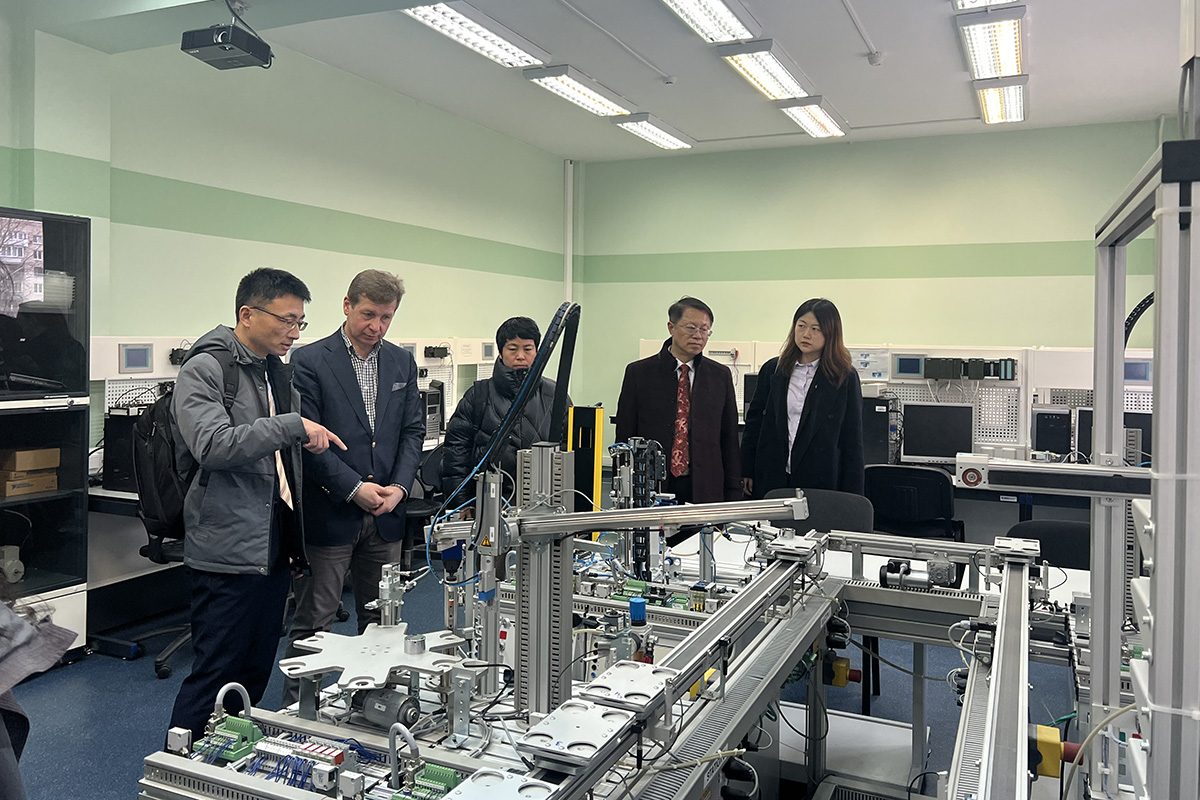 The Chinese colleagues were given a tour of Polytechnic University 