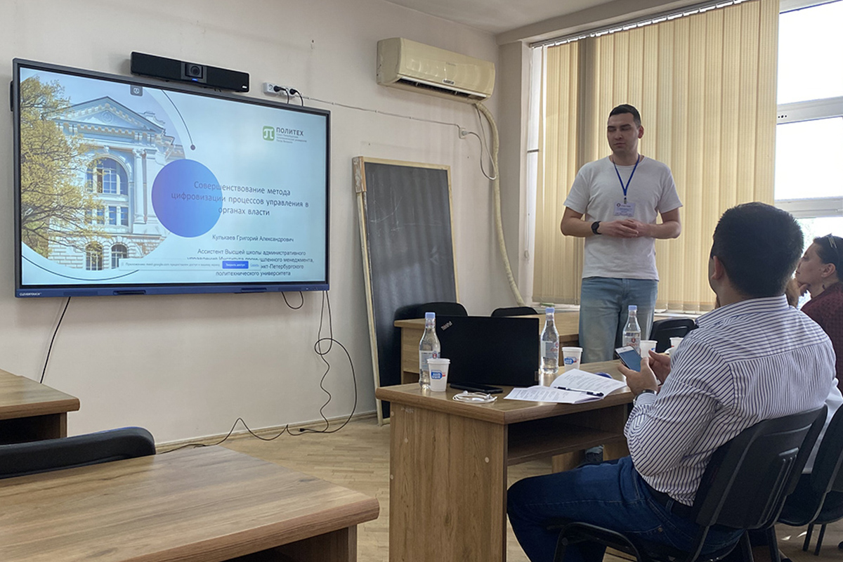 Grigory Kulkaev makes a presentation