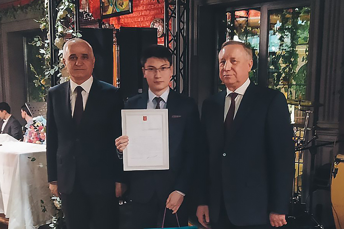 Alexander Beglov presented Artyom Li with a certificate of appreciation for his active public position