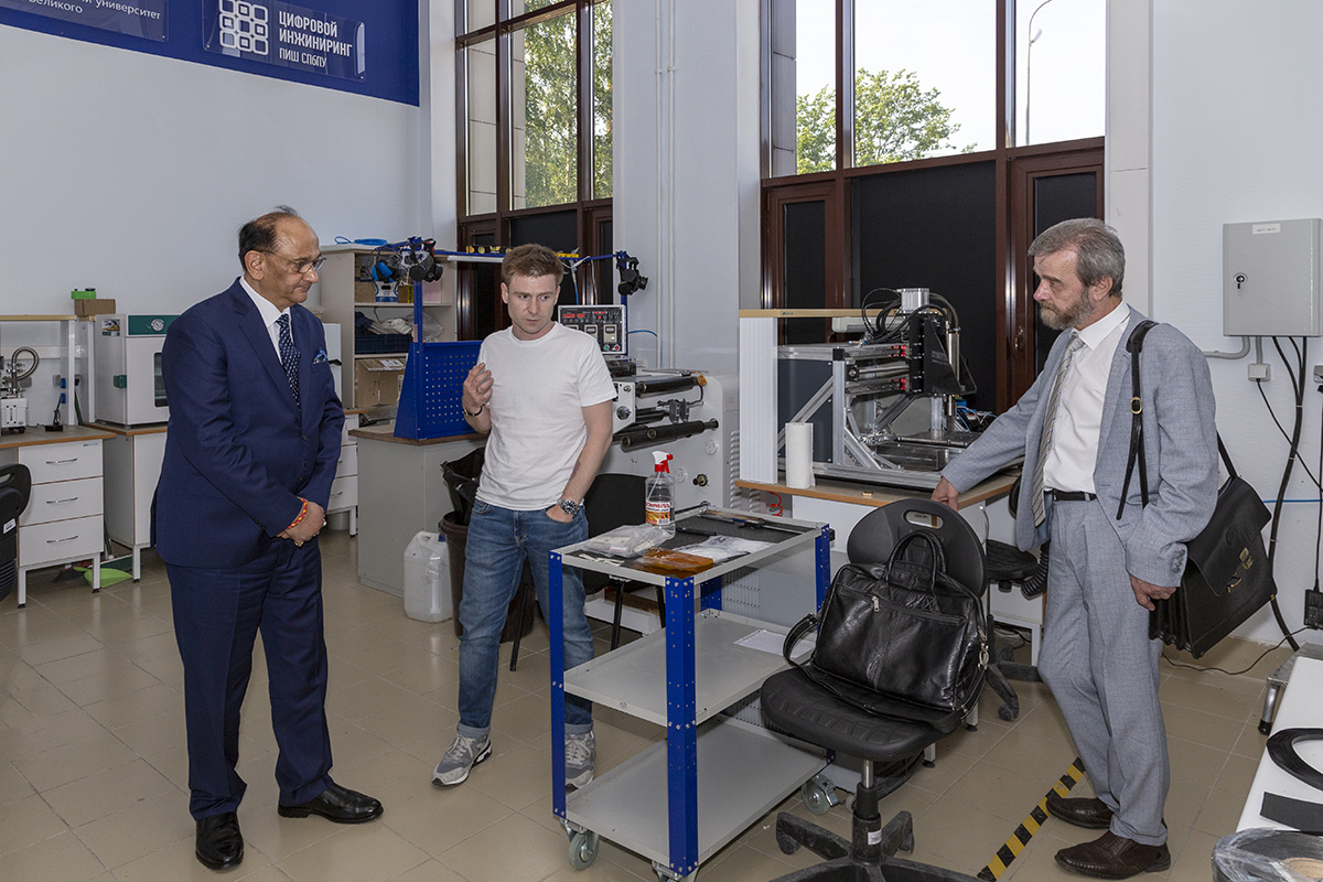 Indian colleague visited the laboratories of Polytechnic Indian colleague visited the laboratories of Polytechnic