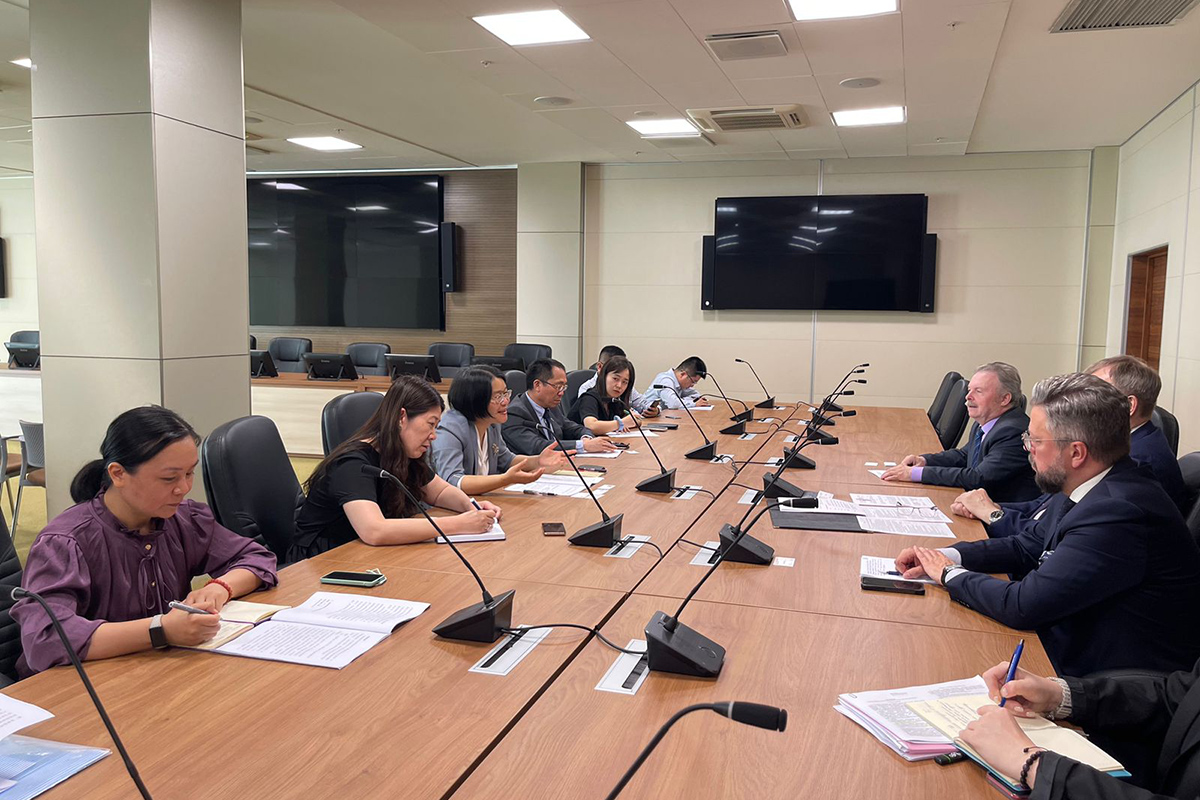 Working meeting with the delegation of the Shanghai Committee on Science and Technology 