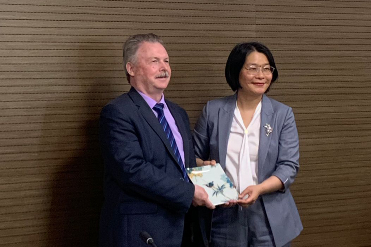 Vladimir Khizhnyak and Ms. Huang Hong, Vice-Chairman of the Shanghai Committee for Science and Technology 